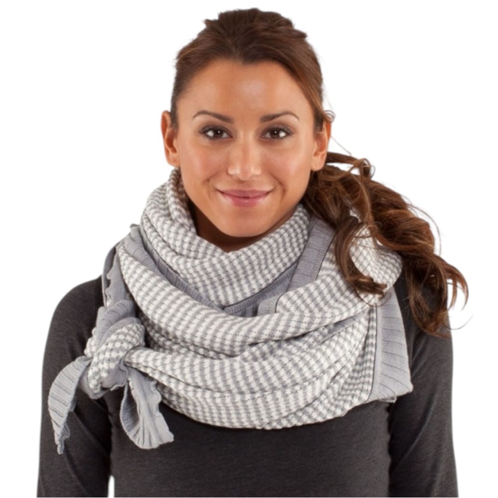 LULULEMON “Peace of Mind” Knit Scarf in Grey Polar Cream & Silver Slate -- WOW!